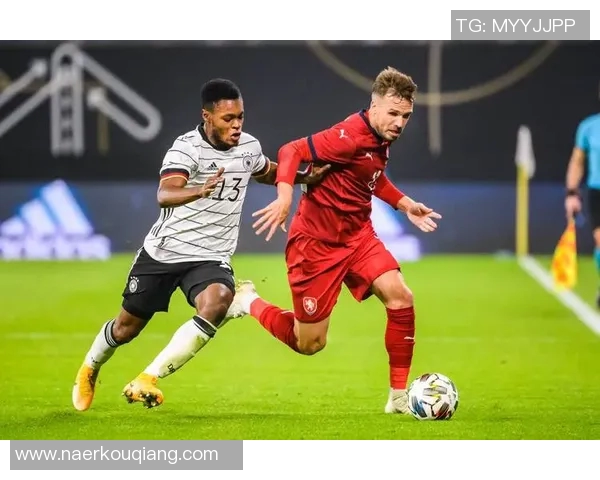 白色秋衣下的足球明星如何在赛场上展现激情与风采